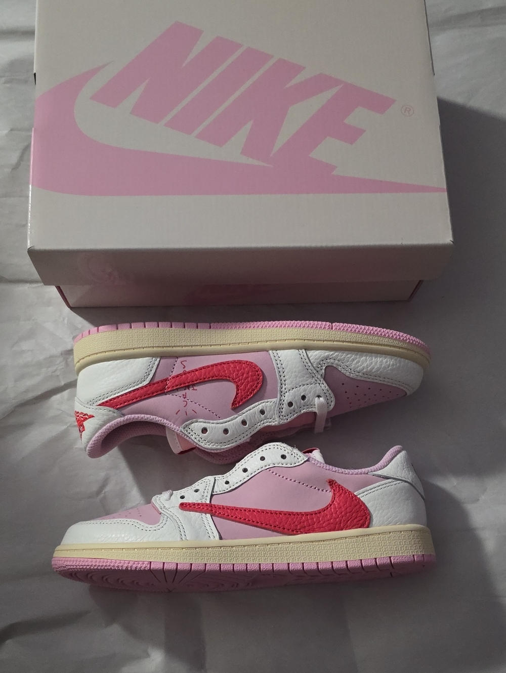 Brand New Ds Travis Scott jordan 1 Low Tropical Pink size 3y.